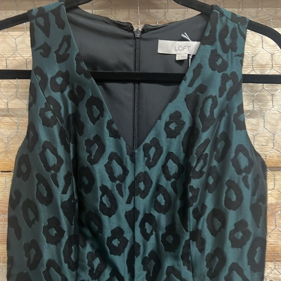 LOFT Fit & Flare Green & Black Leopard Print Jacquard V-neck Mini Dress Size 0 - Picture 2 of 8